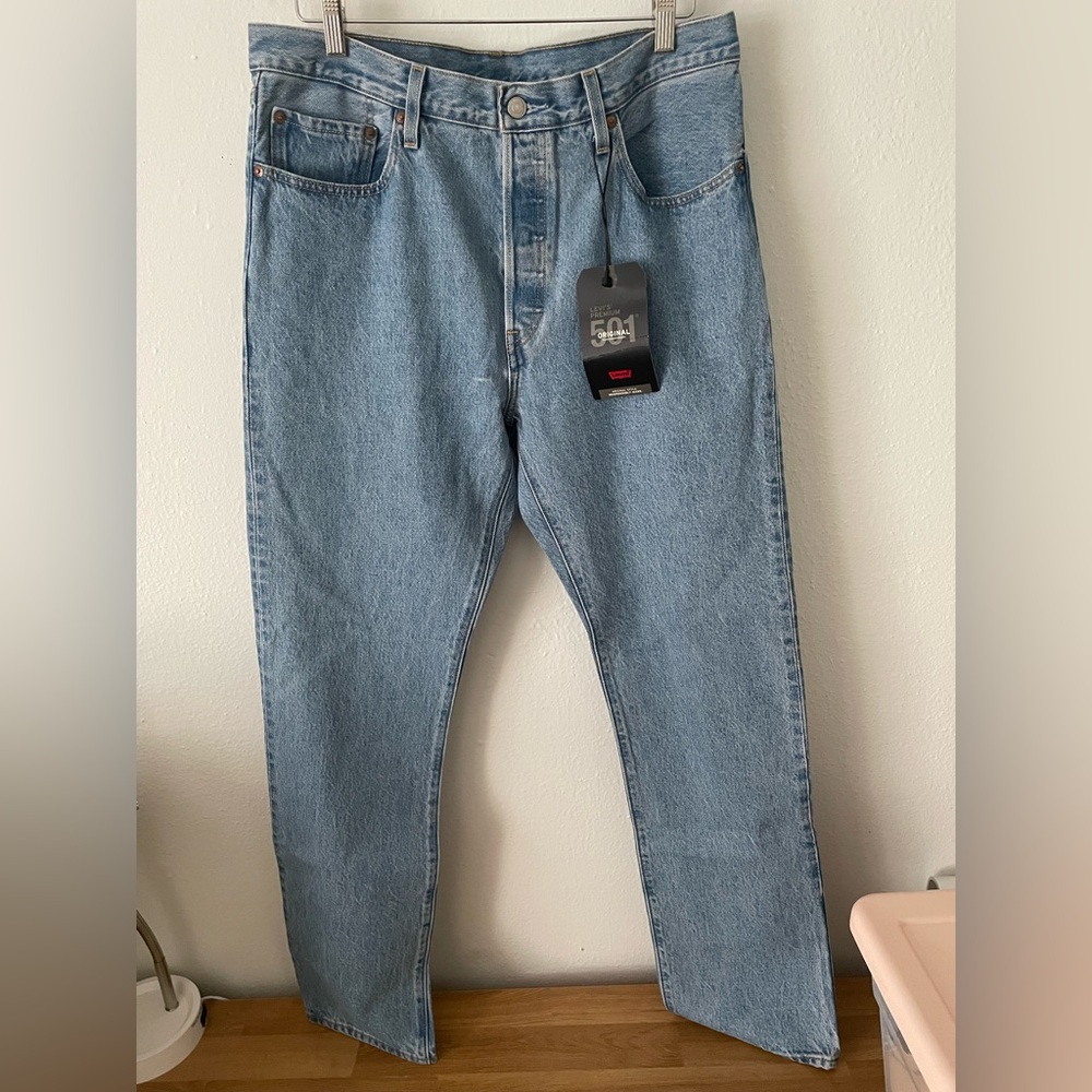 Levi's Women’s Light Blue Straight Jeans. Size 32 x 32. BNWT